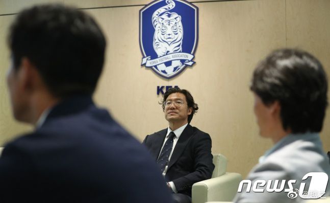 众人都听傻了，陈泽楷下意识的说：叶大师……百亿以上的富豪，就是全国也找不出二百个啊……叶辰笑道：谁说只限华夏了？我会从海外找些人帮忙宣传宣传，相信海外那些富豪也会蜂拥而至的。